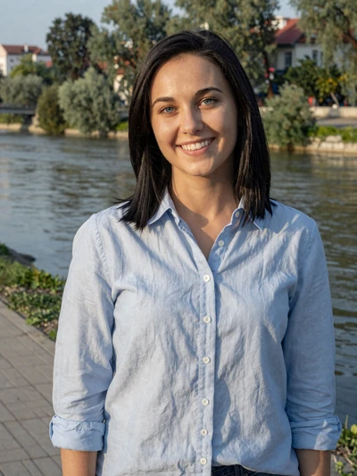 Naida, 25, Bosnian single from Brčko near the riverside promenade
