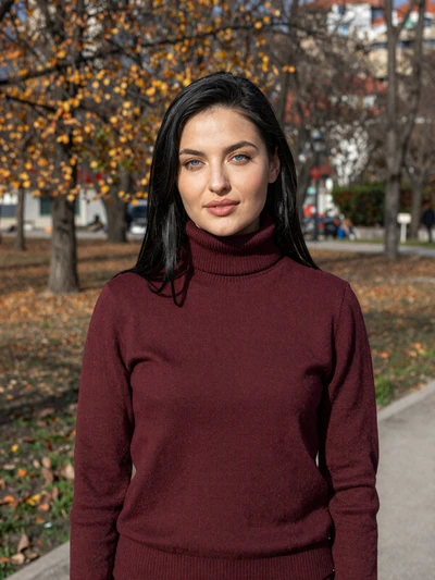 Jelena, 26, Montenegrin woman from Nikšić in burgundy turtleneck in an autumn park